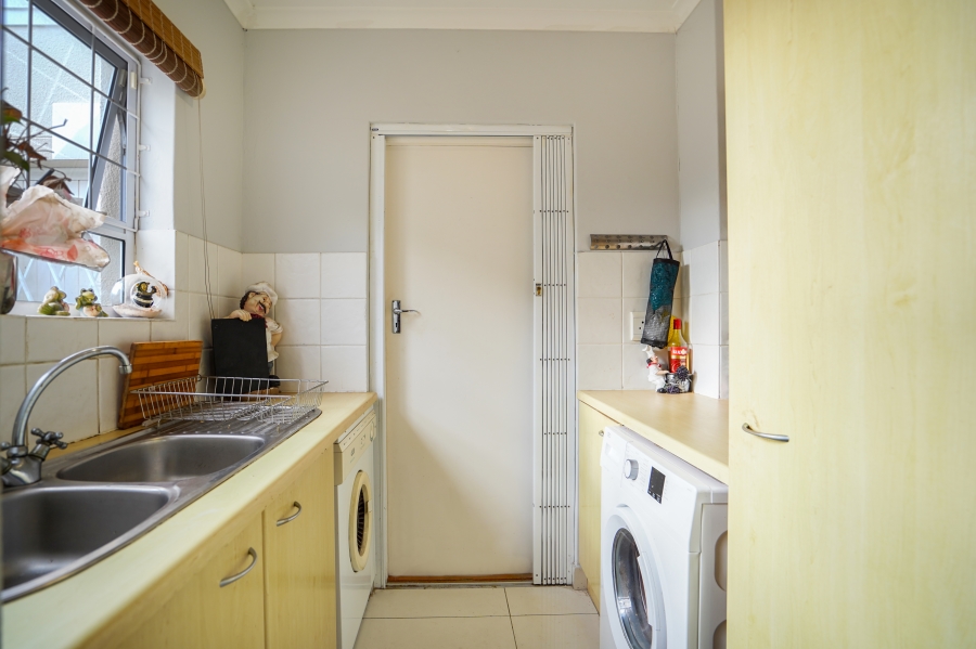 To Let 2 Bedroom Property for Rent in Sunningdale Western Cape